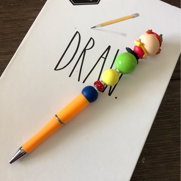 Disney Doorables: Alice in Wonderland: Tweedledum handmade beaded pen - Picture 3 of 3